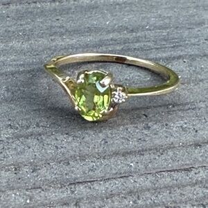 Vintage 14k solid Gold Ring with peridot